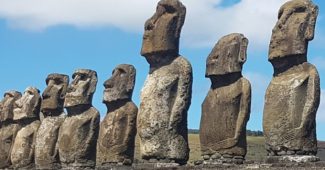 Les statues de l'île de Pâques face à la mer