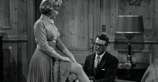 Cary grant observant la jambe de Ginger Rogers