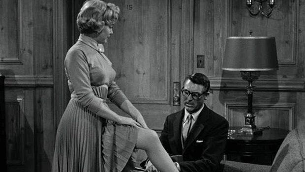 Cary grant observant la jambe de Ginger Rogers