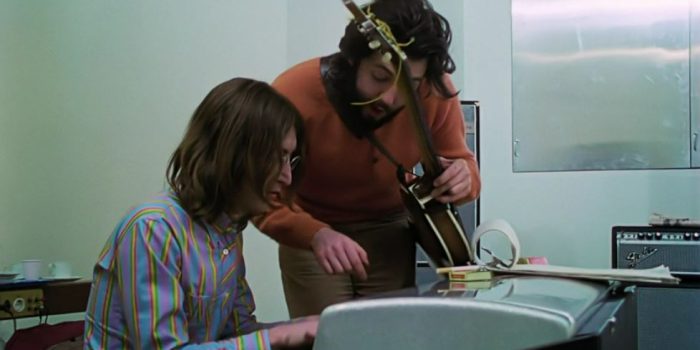 Paul McCartney montrant les bons accords au piano à John Lennon