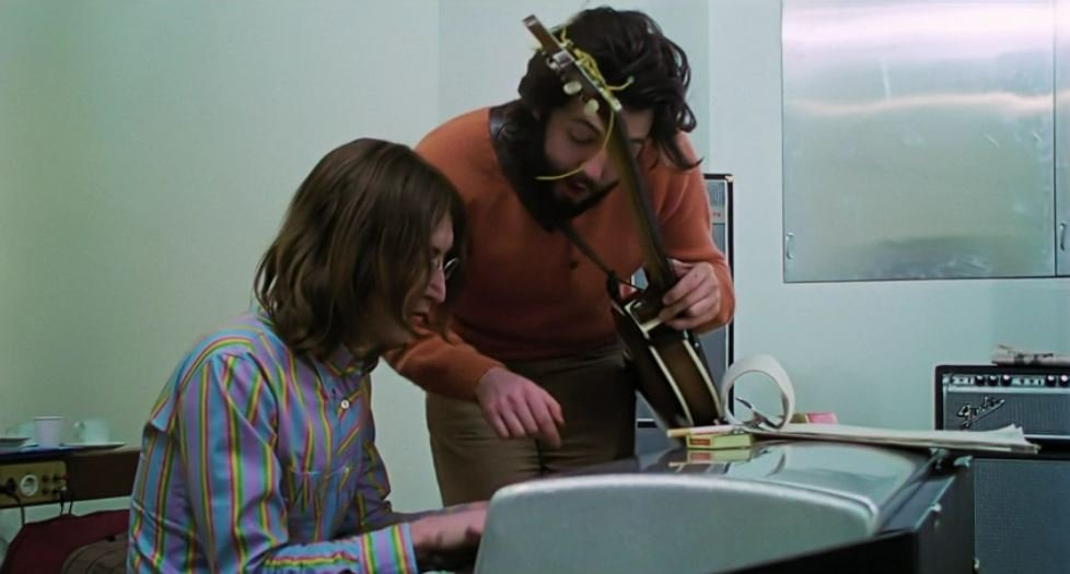 Paul McCartney montrant les bons accords au piano à John Lennon