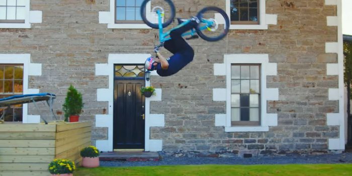 Capture d'écran de la vidéo de Danny MacAskill "Do a wheelie"