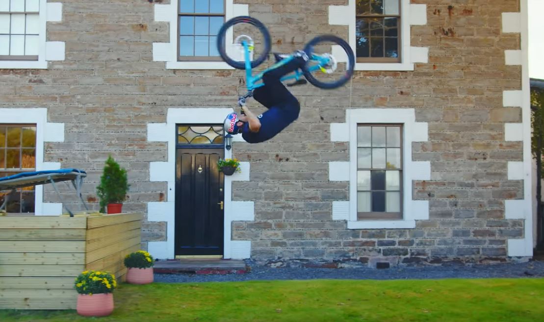 Capture d'écran de la vidéo de Danny MacAskill "Do a wheelie"