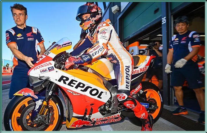 Marc Marquez sortie de box avec sa Honda Repsol