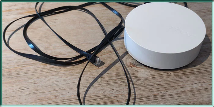 Le Répéteur Wi-Fi Pop avec son câble Ethernet plat