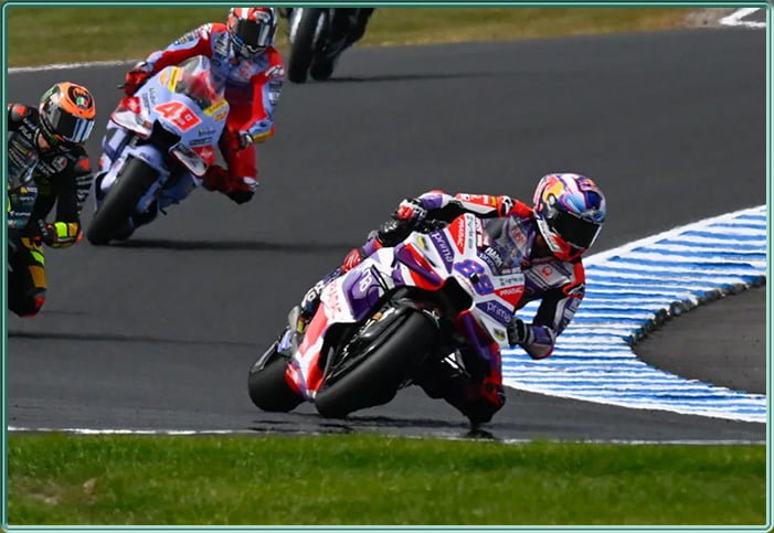 Jorge Martín devant sur sa Ducati Pramac